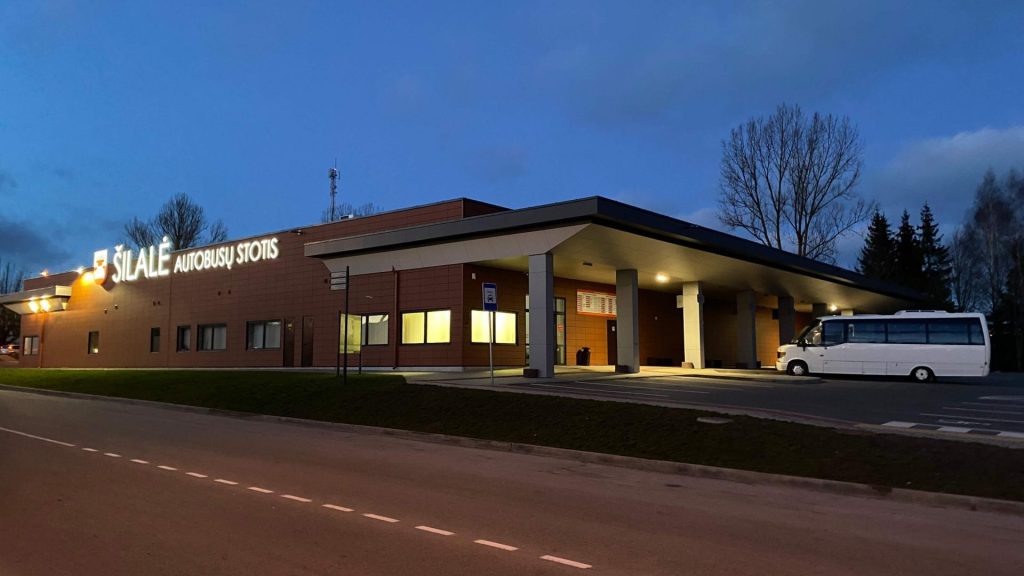 Šilalės autobusų stotis 1 Šilalės autobusų stotis – patogus kelionių centras Šilalėje